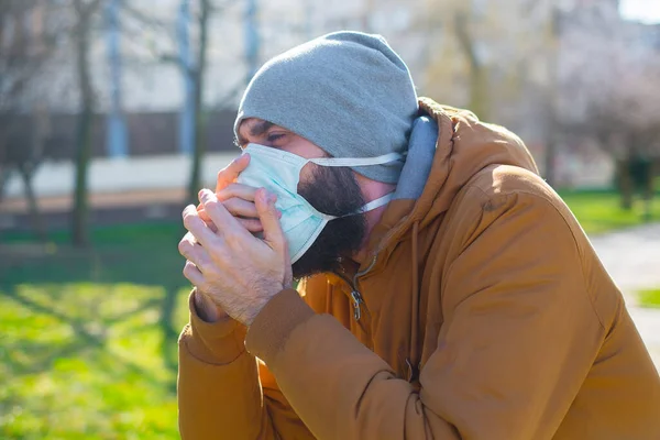 Sokakta maskeli bir adam. Salgın maskeli virüs koruması. 