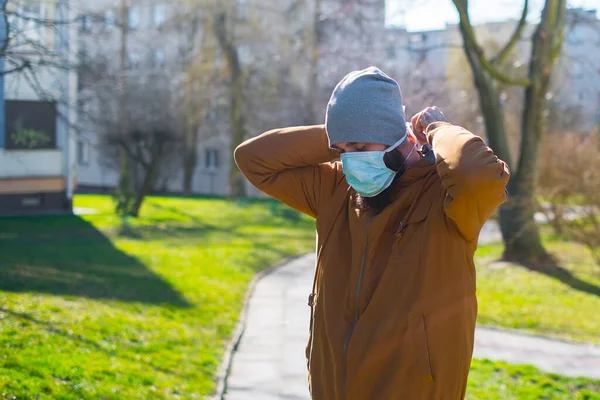 Sokakta maskeli bir adam. Salgın maskeli virüs koruması. 