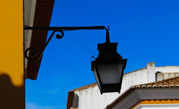 Straatlamp Met Authentieke Architectuur Met Blauwe Lucht Achtergrond — Stockfoto