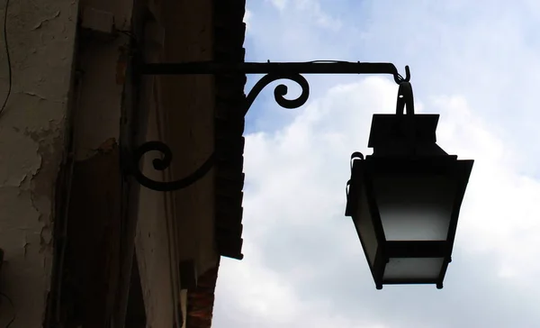 Farola Con Arquitectura Auténtica Con Nubes Fondo —  Fotos de Stock