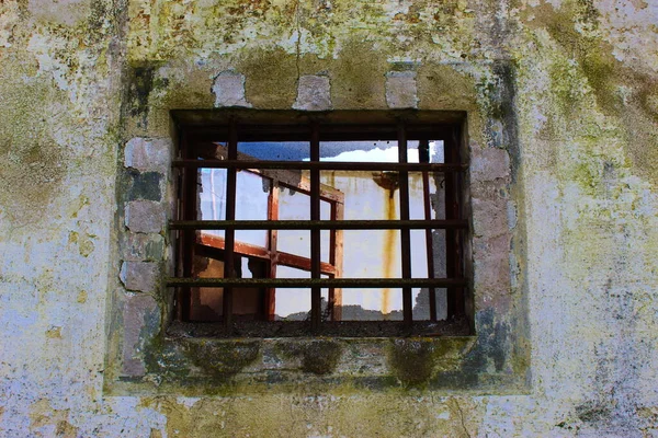 Ventana Vieja Con Barras Oxidadas Pared Vieja Pared Abandonada Fondo —  Fotos de Stock