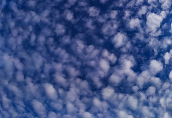 하늘을 배경으로 아름답고 솜털같은 구름들이 있습니다 — 스톡 사진