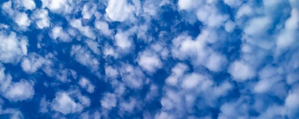 하늘을 배경으로 아름답고 솜털같은 구름들이 있습니다 — 스톡 사진