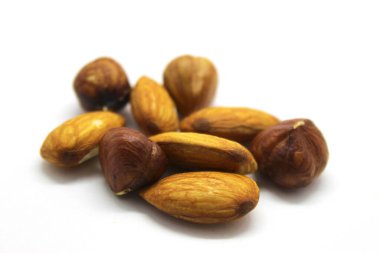 Beyaz arkaplanda fındık ve badem izole edilmiş..