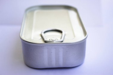 Kapalı teneke kutu ve konserve yiyecek..