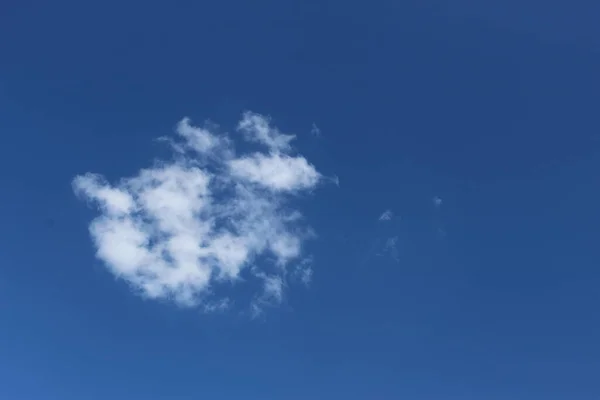 Мала Біла Хмара Прозоро Блакитному Небі Вдень Природний Фон — стокове фото
