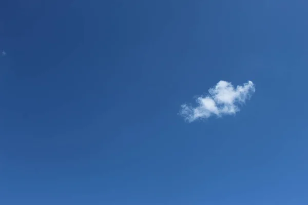 Petit Nuage Blanc Dans Ciel Bleu Clair Jour Fond Naturel — Photo