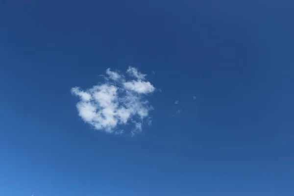 Mała Biała Chmura Przezroczystym Błękitnym Niebie Dzień Naturalne Tło — Zdjęcie stockowe