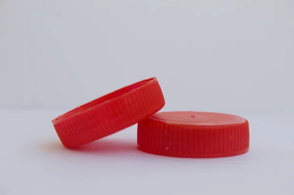 2本の赤いペットボトルキャップ — ストック写真