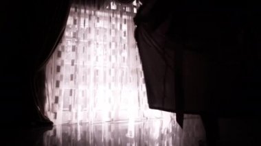 Perdeleri açmayı külot genç kadın