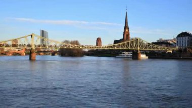 Frankfurt - Almanya - 15 Şubat 2020 - Güneşli bir kış gününde Eiserner Steg Köprüsü 'nden