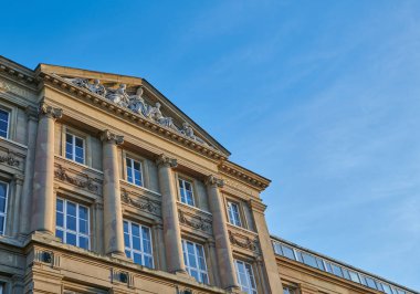 Darmstadt, Almanya, Mar 15 2020: TEC Technische Hochschule Darmstadt, S1 - 03 Eski ana bina, Kuzey giriş cephesi, Hochschulstr. 6-8