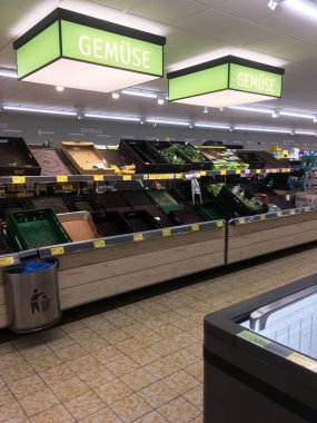 Darmstadt, Almanya, Mar 02 2020: Covid günlerinde boş süpermarket rafları.