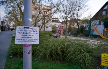 Darmstadt, Almanya, 22. Mar 2020: Covid-19 'un oyun alanı yakınlarında kapatılması nedeniyle belediye kamusal alanlarının kapatıldığına dair sinyal
