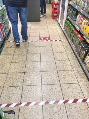 Darmstadt, Almanya, Mar 28 2020: Virüs koronası nedeniyle gerekli mesafeleri korumak için süpermarketin zeminini imzalayın