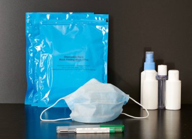 Koruyucu ekipmanlar: Corona Virüsü, Covid-19, Corona Virüsü 'nden korunmak için maske, sabun, dezenfektan ve termometre.