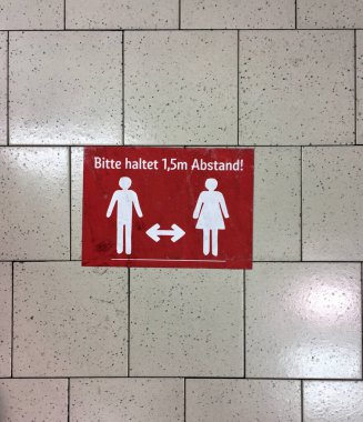 Darmstadt, Almanya, Nisan 04 2020: Virüs koronası nedeniyle gerekli mesafeleri korumak için süpermarketin zeminini imzalayın