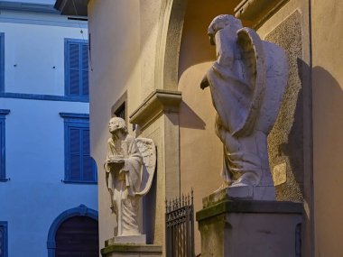 Bergamo, İtalya, 14 Aralık 2019: San Salvatore kilisesi önündeki iki meleğin heykelleri, ya da çaresizlerin kilisesi, Bergamo, Citta 'alta,