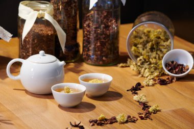 Çin çaydanlığında kasımpatı çayı; çaya odaklan