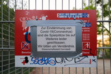 Darmstadt, Almanya, 10 Nisan 2020:: Covid-19 'un oyun alanı yakınlığı nedeniyle belediye kamusal alanlarının kapatılmasıyla ilgili sinyal