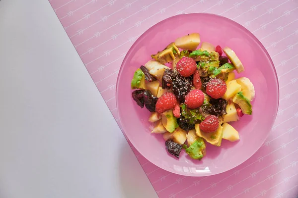 Salada Vegan Fruta Fresca Tigela Rosa Abacate Framboesas Maçã Banana — Fotografia de Stock