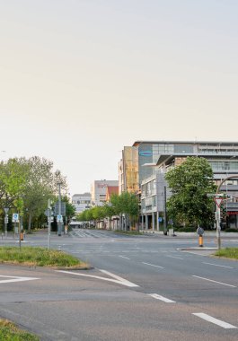 Darmstadt, Almanya, 19 Nisan 2020: Şehrin ana istasyonunun kavşağında tamamen boş sokaklar