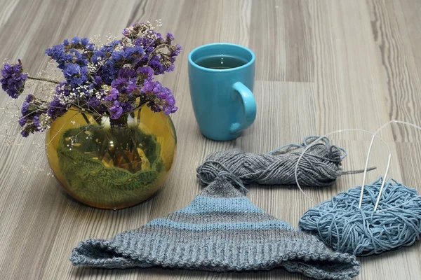 Composition du thé et un bouquet de tricot — Photo