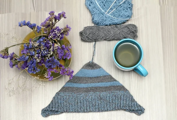 Composition du thé et un bouquet de tricot — Photo