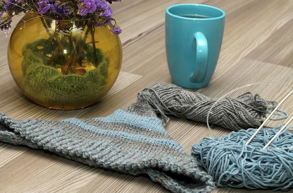 紅茶と編み物の花束の組成 — ストック写真
