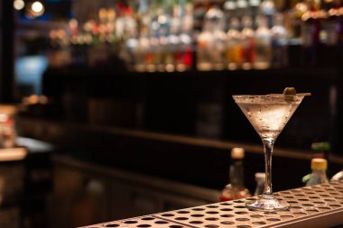 Barda hazırlanmış profesyonel kokteyl.