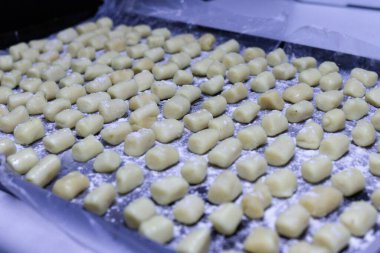 Çiğ gnocchi tepside hazır. restoran mutfağı