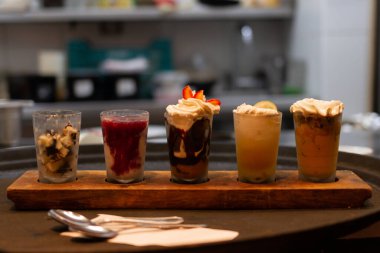 Lokantada servis edilen tatlılar. tepsi tatlıları