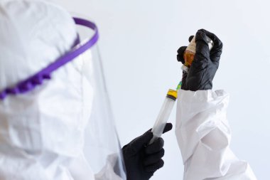 Aşısı olan tıbbi bir kadın virüs koruma ekipmanı takıyor. biyolojik tehlike kavramı