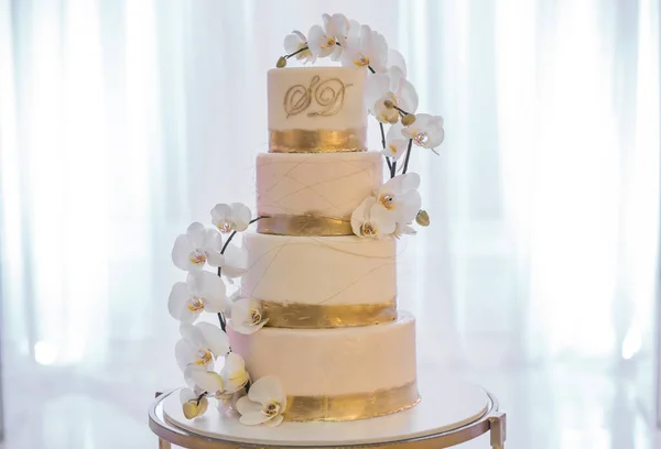 結婚式のケーキオーキッドで飾られた — ストック写真