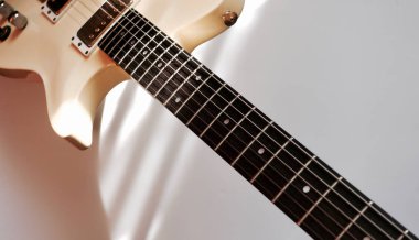 Kopyalama spazmıyla beyaz elektro gitar kapanışı