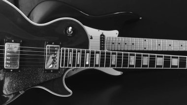 İki klasik gitar, yakın plan. koyu arkaplan                               