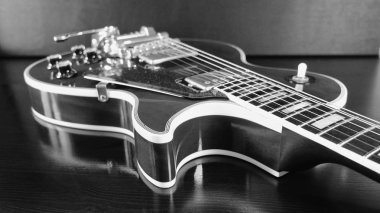  Klasik elektro gitar kapanışı. siyah ve beyaz                              
