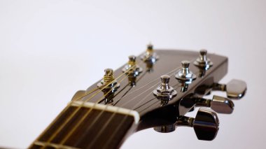 Gitar başlığı yakın plan. Beyaz arkaplan