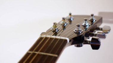 Gitar başlığı yakın plan. Beyaz arkaplan