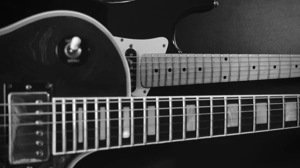 Dwa Vintage Gitary Zbliżenie Ciemne Tło — Zdjęcie stockowe