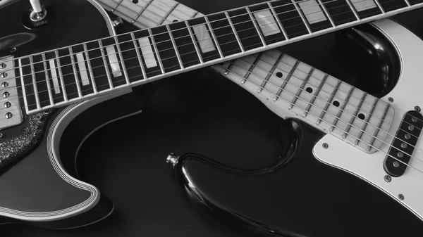 2台のヴィンテージ ギターが接近中 暗い背景 — ストック写真