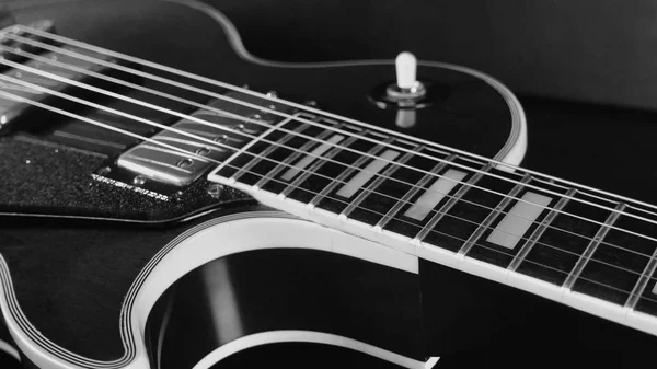 ヴィンテージ エレクトリック ギター クローズアップ 黒と白 — ストック写真