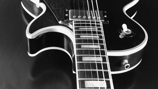 Vintage Closeup Guitarra Elétrica Preto Branco — Fotografia de Stock