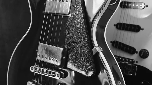 Elektro gitar kapanışı. koyu arkaplan                               