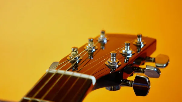 Nahaufnahme Des Kopfstocks Der Gitarre Gelber Hintergrund — Stockfoto