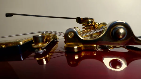 Weinrote Gitarre Mit Tremolo — Stockfoto
