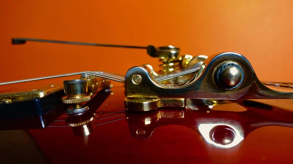 Weinrote Gitarre Mit Tremolo — Stockfoto