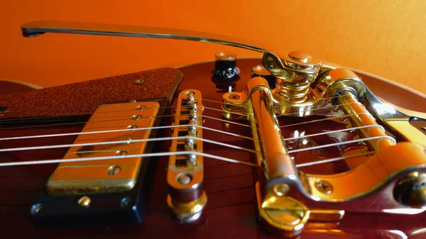 Vinho Guitarra Elétrica Vermelha Com Tremolo — Fotografia de Stock