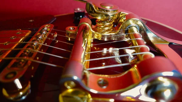 Vinho Vermelho Guitarra Elétrica Tremolo Close — Fotografia de Stock