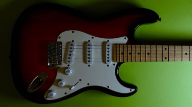 Elektro gitar kapanışı. Yeşil arkaplan